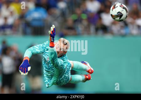 Charlotte, North Carolina, Stati Uniti. 6 agosto 2024. Il portiere del Chelsea FC FILIP JORGENSEN (12) devia il pallone durante la prima metà del Soccer Champions Tour, partita tra Real Madrid e Chelsea FC allo stadio Bank of America. (Immagine di credito: © Cory Knowlton/ZUMA Press Wire) SOLO PER USO EDITORIALE! Non per USO commerciale! Crediti: ZUMA Press, Inc./Alamy Live News Foto Stock