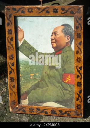 Una vecchia cornice fotografica in legno con una fotografia di Mao Zedong che incontra le guardie rosse alla Torre Tiananmen nel 1966. Foto Stock