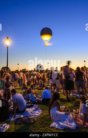 FRANCIA. PARIGI (75) (1° DISTRETTO) DURANTE LE OLIMPIADI DI PARIGI DEL 2024, LA FIAMMA OLIMPICA È INSTALLATA NEI GIARDINI DELLE TUILERIES, NEL CUORE DI PARIGI. Foto Stock