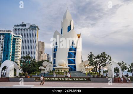 La famosa attrazione turistica è la Thap tram Huong Tower, la Lotus Tower sulla piazza centrale della città di Nha Trang in giornata. Nha Trang, Vietnam - 31 luglio 2024 Foto Stock