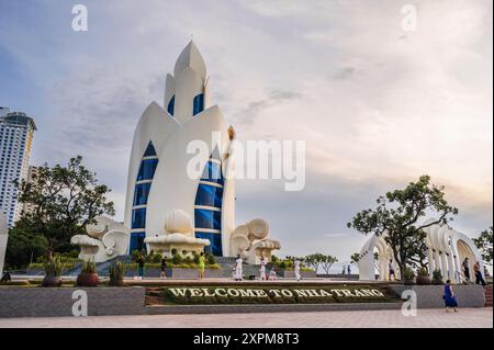 La famosa attrazione turistica è la Thap tram Huong Tower, la Lotus Tower sulla piazza centrale della città di Nha Trang in mattinata. Nha Trang, Vietnam - 31 luglio 2024 Foto Stock