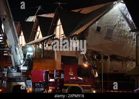 Krov, Germania. 7 agosto 2024, Renania-Palatinato, Kröv: Un hotel nella città della Mosella di Kröv in Renania-Palatinato è parzialmente crollato. Foto: Florian Blaes/dpa Credit: dpa Picture Alliance/Alamy Live News Credit: dpa Picture Alliance/Alamy Live News Foto Stock