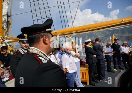 Scilla, Italia. 6 agosto 2024. Le autorità hanno visto durante i festeggiamenti. Una cerimonia per il capitano delle fregate della Marina militare italiana Natale De Grazia, morto nel 1995 in modo misterioso, si è tenuta a bordo della nave da addestramento Palinuro della Marina militare italiana a Scilla. Grazie agli sforzi dell'Associazione Outdoor Magna Grecia e della sezione Scilla dell'Associazione Italiana marinai, il porto di Scilla sarà dedicato a De Grazia. Credito: SOPA Images Limited/Alamy Live News Foto Stock