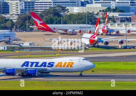 Qantas e Atlas Air jet sull'asfalto dell'aeroporto di Sydney in Australia. Foto Stock