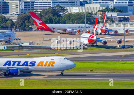 Qantas e Atlas Air jet sull'asfalto dell'aeroporto di Sydney in Australia. Foto Stock