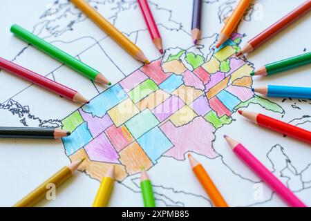 Mappa disegnata degli Stati Uniti. Mappa colorata dell'America per bambini con matite. Foto di alta qualità Foto Stock