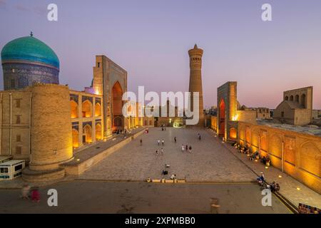 Complesso moschea po-i-Kalyan (poi Kalan) e minareto Kalyan (Kalon), Bukhara, Uzbekistan Foto Stock