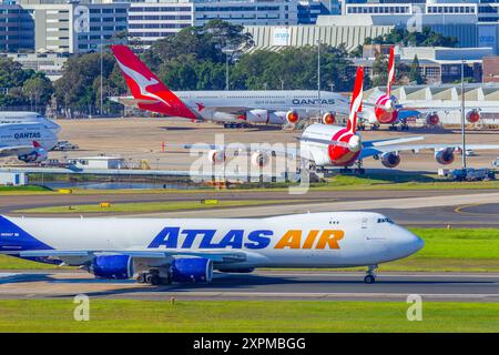 Qantas e Atlas Air jet sull'asfalto dell'aeroporto di Sydney in Australia. Foto Stock