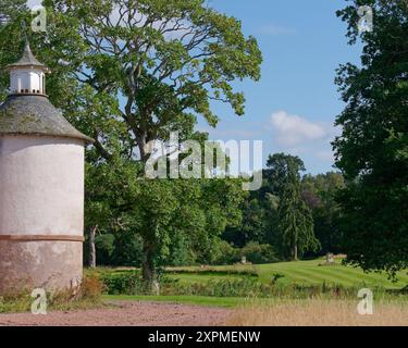 Giardini della storica Colstoun House con edificio Rotunda nell'East Lothian, Scozia. 6 agosto 2024 Foto Stock