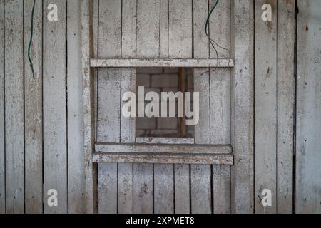 Interno di una fabbrica di pesce abbandonata con pareti in legno. Pareti dipinte di bianco nel vecchio edificio della fabbrica. Foto Stock