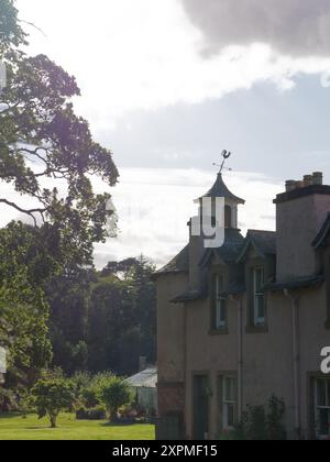 Storica Colstoun House con giardini e edificio rotunda con Weather Vane e serra alle spalle a East Lothian, Scozia. 6 agosto 2024 Foto Stock