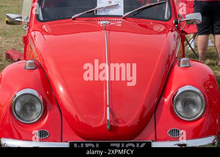 Vista frontale di un Maggiolino Volkswagen rosso brillante. Agosto 2024. Foto Stock