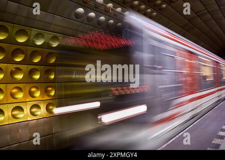 Il treno arriva alla stazione della metropolitana di Mustek, decorata con moderni pannelli di alluminio colorati, a Praga, capitale della Repubblica Ceca Foto Stock