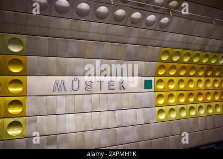 Stazione della metropolitana Mustek decorata con moderni pannelli di alluminio colorati, a Praga, capitale della Repubblica Ceca Foto Stock