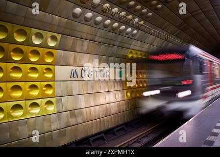 Il treno arriva alla stazione della metropolitana di Mustek, decorata con moderni pannelli di alluminio colorati, a Praga, capitale della Repubblica Ceca Foto Stock