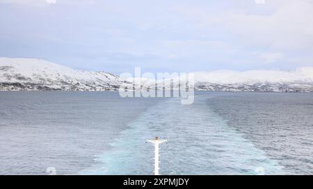 La vista presa da una nave mentre si avvicina a Tromso. Tromso è una città sull'isola di Tromsoya, nella Norvegia settentrionale. Foto Stock