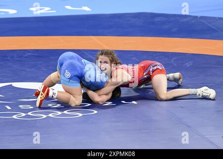 Sarah Ann Hildebrandt (USA) vs Dolgorjavyn Otgonjargal (Mongolia), Wrestling, Women&#39;s Freestyle 50kg semifinale durante i Giochi Olimpici di Parigi 2024 il 6 agosto 2024 alla Champ-de-Mars Arena di Parigi, Francia Foto Stock