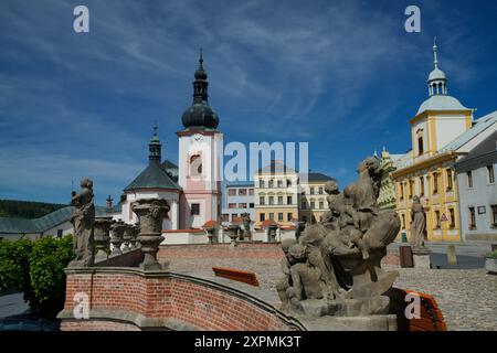 Piazza con chiesa barocca, Manetin, regione Pilsen, Repubblica Ceca Foto Stock