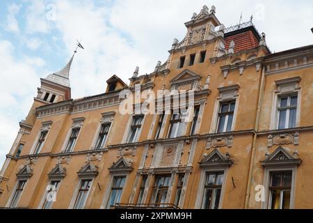 Facciata della vecchia casa in via Muresenilor nel centro storico della città di Brasov in Transilvania, Romania Foto Stock
