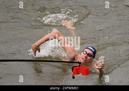 Parigi, Francia. 7 agosto 2024. Olimpiadi, Parigi 2024, nuoto, nuoto in mare aperto, allenamento, Florian Wellbrock dalla Germania nuota nella Senna. Crediti: Marijan Murat/dpa/Alamy Live News Foto Stock