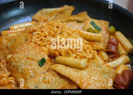 Cucina coreana Tteokbokki, torte di riso saltate in padella e torte di pesce in salsa dolce e piccante Foto Stock