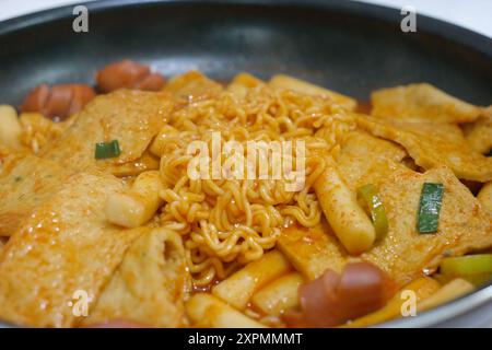 Cucina coreana Tteokbokki, torte di riso saltate in padella e torte di pesce in salsa dolce e piccante Foto Stock