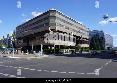 Berlino, Germania. 6 agosto 2024. Il brutalista edificio dell'ambasciata della Repubblica Ceca, progettato da vera e Vladimir Machonin, (Botschaft der Tschechischen Republik) a Berlino, Germania, 6 agosto 2024. L'ambasciata ceca si sta trasferendo temporaneamente in un nuovo indirizzo, a causa di lavori di ristrutturazione impegnativi e pluriennali. Crediti: Ales Zapotocky/CTK Photo/Alamy Live News Foto Stock