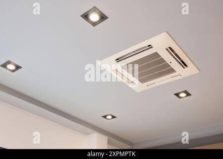 Moderno impianto di climatizzazione a cassetta montato a soffitto Foto Stock