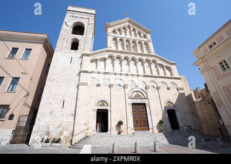 Cagliari, Italia - 22 agosto 2023: Vista frontale della Cattedrale di Santa Maria e Santa Cecilia a Cagliari, Sardegna. XIII secolo in stile pisano-romanico Foto Stock