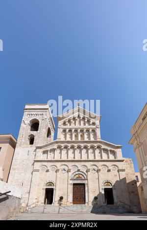 Cagliari, Italia - 22 agosto 2023: Facciata della Cattedrale di Santa Maria a Cagliari, Sardegna, con un cielo azzurro. I dettagli architettonici e. Foto Stock