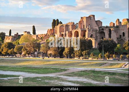 Colle Palatino, Roma: Antiche rovine illuminate dalla luce dorata del tramonto, che mostrano il cuore storico della città Eterna. Foto Stock