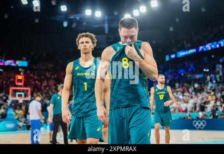 Parigi, Francia. 6 agosto 2024. Matthew Dellavedova (AUS) Dyson Daniels (AUS) Parigi 2024 Giochi Olimpici Basket - quarti di finale maschile Serbia vs Australia Olympische Spiele 06.08.2024 crediti: Moritz Muller/Alamy Live News Foto Stock