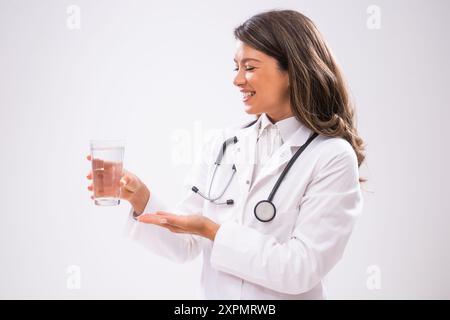 Ritratto di un medico che è felice e tiene un bicchiere d'acqua. Foto Stock