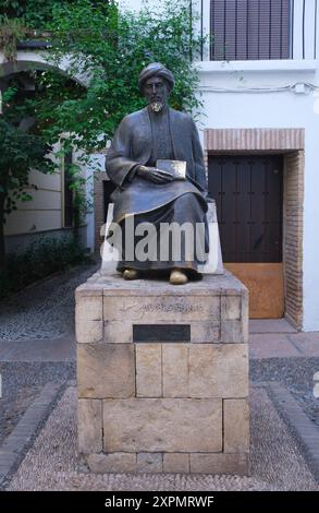 Spagna: Moses ben Maimon o Maimonide (1138 - 1204), nato a Cordoba, è stato un rabbino sefardita, filosofo, astronomo e medico. Statua in Plaza Maimonides, Cordova. Moses ben-Maimon, chiamato Maimonide e noto anche come Rambam (acronimo ebraico per 'Rabbi Moshe ben Maimon'), è stato un filosofo ebreo medievale preminente e uno dei più grandi studiosi e medici della Torah del Medioevo. Nacque a Córdoba, in Spagna, la vigilia di Pasqua del 1135, e morì in Egitto (o Tiberiade) il 20° Tevet, il 12 dicembre 1204. Fu rabbino, medico e filosofo in Marocco ed Egitto. Foto Stock