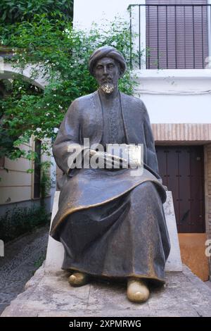 Spagna: Moses ben Maimon o Maimonide (1138 - 1204), nato a Cordoba, è stato un rabbino sefardita, filosofo, astronomo e medico. Statua in Plaza Maimonides, Cordova. Moses ben-Maimon, chiamato Maimonide e noto anche come Rambam (acronimo ebraico per 'Rabbi Moshe ben Maimon'), è stato un filosofo ebreo medievale preminente e uno dei più grandi studiosi e medici della Torah del Medioevo. Nacque a Córdoba, in Spagna, la vigilia di Pasqua del 1135, e morì in Egitto (o Tiberiade) il 20° Tevet, il 12 dicembre 1204. Fu rabbino, medico e filosofo in Marocco ed Egitto. Foto Stock