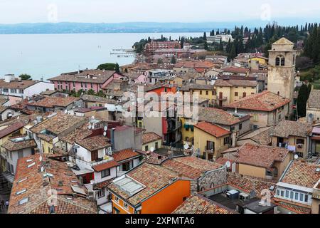 Lombardia in Italia: La vista dal Castello Scaligero di Sirmione Foto Stock