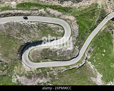 strada con molti tornanti che sale fino alla cima del gran paradiso. Italia Foto Stock