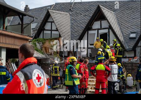 Krov, Germania. 07 agosto 2024,07 agosto 2024, Renania-Palatinato, Kröv: I servizi di emergenza e i vigili del fuoco lavorano sul posto. Secondo la polizia, un piano di un hotel nel comune di Traben-Trarbach è stato sfondato intorno alle 23. Foto: Harald Tittel/dpa Credit: dpa Picture Alliance/Alamy Live News Foto Stock