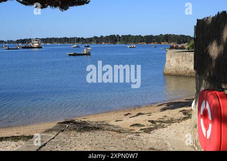 Vista sul Golfe du Morbihan dalla spiaggia di Port Lagaden, Larmor Baden, Baden, Morbihan, Bretagna, Francia Foto Stock