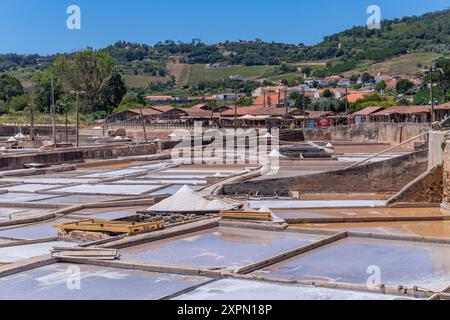 Rio Maior, Portogallo: 7 luglio 2024: Fonte da Bica Salt Flats, alias Salinas de Rio Maior, sistema di compartimenti d'acqua poco profondi e grondaie per sale extra Foto Stock