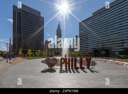 PHILADELPHIA, PENNSYLVANIA - 28 SETTEMBRE 2019: Cartello Love Philly in Philadelphia Downtown di fronte al municipio e alla fontana di Philadelphia. Bello Foto Stock