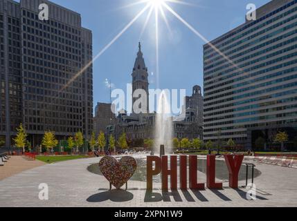 PHILADELPHIA, PENNSYLVANIA - 28 SETTEMBRE 2019: Cartello Love Philly in Philadelphia Downtown di fronte al municipio e alla fontana di Philadelphia. Bello Foto Stock