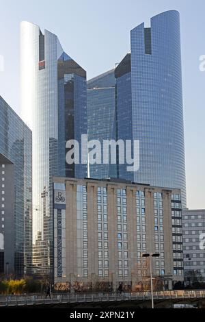 Parigi, Francia - 5 gennaio 2010: Moderno hotel turistico a quattro stelle Renaissance e grattacieli alti a la Defense, nella capitale, giorno invernale. Foto Stock