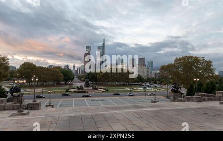 Grattacieli del centro di Philadelphia e del quartiere finanziario. Pennsylvania. Cielo blu nuvoloso. Centro di Philadelphia. Traffico mattutino in background. Museo Foto Stock