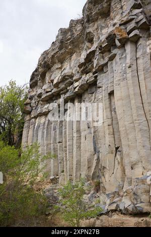 Varie formazioni rocciose di basalto, arenaria, scorie e altre a strati in una cava abbandonata Foto Stock