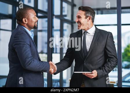 Uomini d'affari felici, investitori o stretta di mano in ufficio per riunioni, partnership o saluti allo studio legale. Diversità, benvenuto o avvocato aziendale con Foto Stock