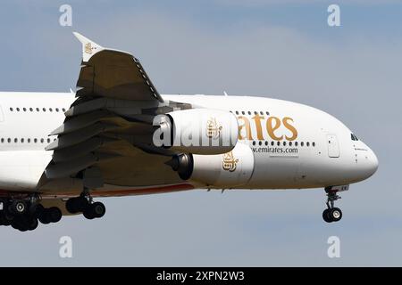 Airbus A380-800 Emirates atterrando a Francoforte Intl. Aeroporto in Germania. Foto Stock