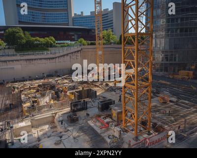 Vienna, Austria - 27 luglio 2023: Cantiere con costruttori in una delle aree vicine all'Austria Center e all'edificio delle Nazioni Unite Foto Stock