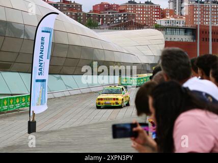 Spettatori mobili che girano il pilota spagnolo di rally Daniel 'Dani' sordo Castillo su una BMW M3 E30 nel 17° Cristian Lopez Rally Santander Cantabria Spagna Foto Stock