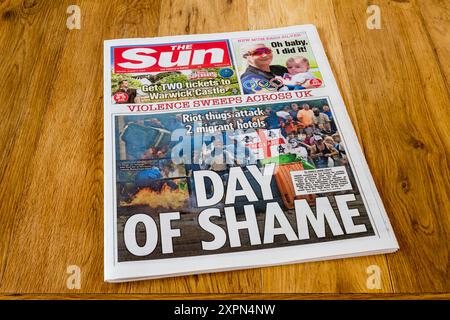 5 agosto 2024. Il titolo della prima pagina sul Sole recita Day of Shame. Segue i disordini dell'ala destra in tutto il Regno Unito. Foto Stock